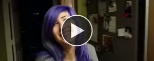 Incroyable ! Cette jeune femme change de couleur de cheveux dès qu'elle change de pièce !